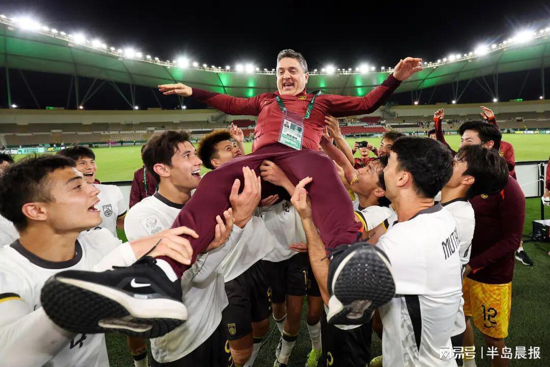 开云体育官方下载-U23国足更衣室狂欢庆祝，主帅安东尼奥：先享受今天再考虑日本