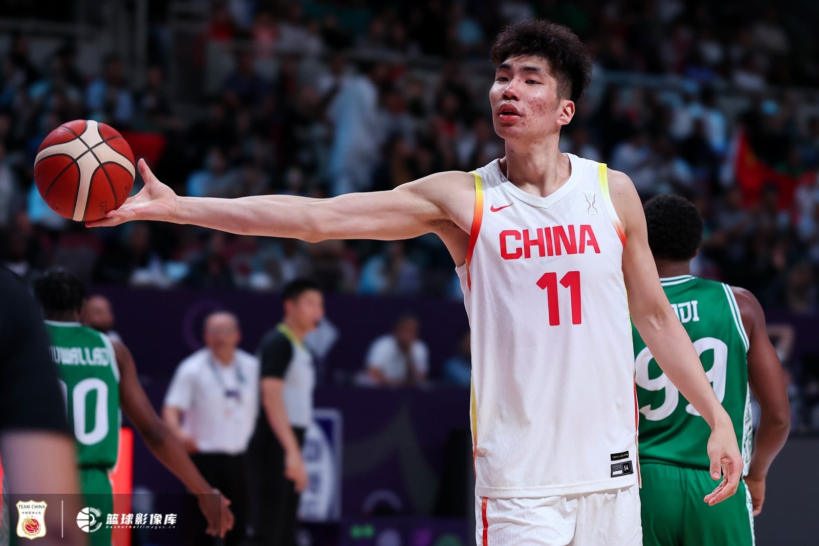 赵睿：余嘉豪在欧洲拉练的时候打得很好 来回跑、体能是他的弱项